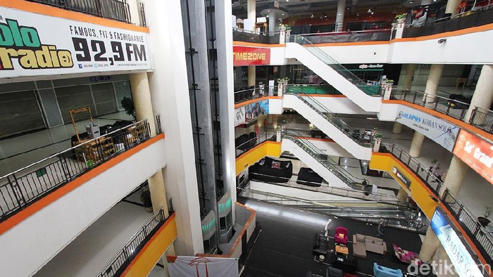 Adem Ayem Mall-mall di Solo PPKM Darurat di kota Solo membuat sejumlah pusat perbelanjaan tutup. Meskipun begitu, beberpa gerai masih ada yang buka.