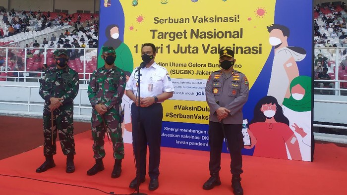 Anies Baswedan (kemeja putih) saat di GBK (Luqman-detikcom)