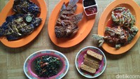 Kami memesan beberapa menu andalan seperti gurame bakar, gurame terbang dan ikan bawal saus asam manis. Semuanya tersaji hangat dan segar. Foto: detikFood/Devi S. Lestari