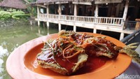 Sementara untuk olahan ikan, harganya dihitung sesuai berat ikan. Makin besar ukuran ikan maka makin mahal juga harganya. Foto: detikFood/Devi S. Lestari