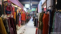 Sedangkan di pusat grosir Pasar Kliwon Kudus masih buka. Namun terpantau kondisi sepi. Tampak hanya pedagang yang menjajakan dagangannya. Meski demikian tidak sedikit warga yang abai prokes dengan tidak memakai masker.