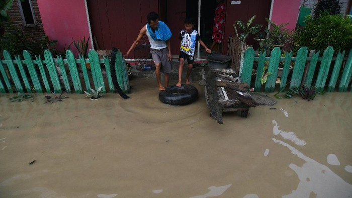 BANJIR AKIBAT LUAPAN SUNGAI PALU Pengendara sepeda motor melintasi banjir yang merendam pemukiman warga di Kampung Baru di Palu, Sulawesi Tengah, Sabtu (3/7/2021). Banjir yang merendam sejumlah rumah warga itu diakibatkan hujan lebat yang melanda Kota Palu serta wilayah hulu Sungai di Kabupaten Sigi hingga Sungai Palu meluap. ANTARA FOTO/Mohamad Hamzah.