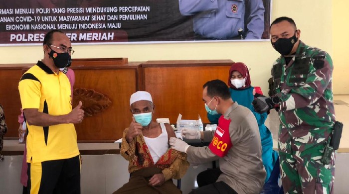 Bapak angkat Presiden Joko Widodo (Jokowi) di Aceh Nurdin Aman Tursina (73) menjalani vaksinasi tahap pertama di Polres Bener Meriah.