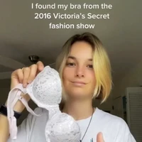 Aku menggunakan bra dari fashion show Victorias Secret Ini adalah ukuran 30A, aku sekarang 34B yang sehat untukku, ungkap Bridget di video sanbil menggunakan bra lamanya. Foto: dok. TikTok