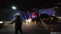 Dia menegaskan, masyarakat yang masih membandel atas kebijakan PPKM darurat, akan dikenai pidana. Ia pun tak segan untuk meringkus oknum yang melawan kebijakan, diproses secara hukum.