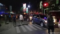 Kasatpol PP Rembang, Waluyo menyebut, selain membubarkan kerumunan, Pemkab Rembang juga telah menerbitkan SE Bupati yang melarang operasional tempat hiburan seperti kafe karaoke. 