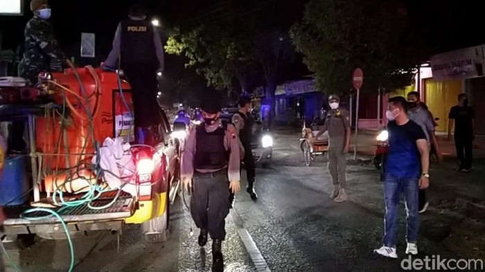 Polres Rembang membubarkan kerumunan warga di malam pertama penerapan PPKM darurat di Kabupaten Rembang, Sabtu (3/7/2021).