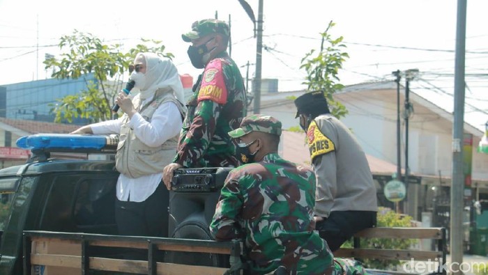 Cara Bupati Karawang Sosialisasikan PPKM Darurat Bupati Karawang, Cellica Nurrachadiana, woro-woro dengan mobil komando sampaikan pengumuman penerapan PPKM darurat.