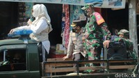 Meski terik matahari sangat menyengat kulit, Bupati Karawang, terus menyerukan masyarakat agar patuh prokes.