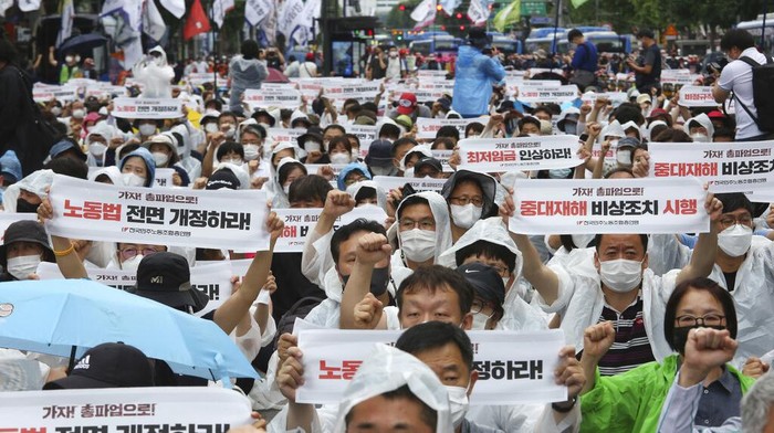 Demo Ribuan Buruh Korsel di Tengah Lonjakan COVID-19 Ribuan buruh menggelar demo serikat pekerja di jalanan utama Seoul. Mereka turun ke jalan demi memeprjuangkan kenaikan upah.