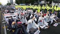 Polisi merapatkan barisan dan membentuk barikade.