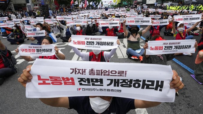 Demo Ribuan Buruh Korsel di Tengah Lonjakan COVID-19 Ribuan buruh menggelar demo serikat pekerja di jalanan utama Seoul. Mereka turun ke jalan demi memeprjuangkan kenaikan upah.