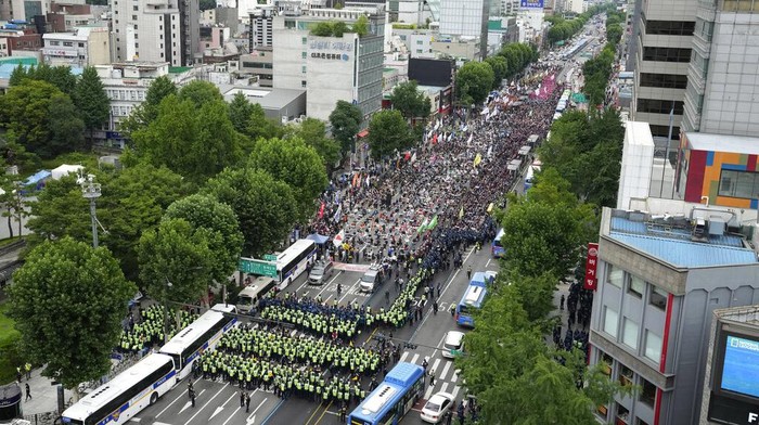 Demo Ribuan Buruh Korsel di Tengah Lonjakan COVID-19 Ribuan buruh menggelar demo serikat pekerja di jalanan utama Seoul. Mereka turun ke jalan demi memeprjuangkan kenaikan upah.
