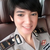 Briptu Eka Frestya Sosoknya sempat viral karena kecantikannya dan pernah menjadi presenter lalu lintas di salah satu TV Swasta. Lama tak muncul di televisi, wanita tersebut tampaknya kini lebih fokus pada keluarga setelah dinikahi oleh Kapolres. Foto: Instagram @e_frestya