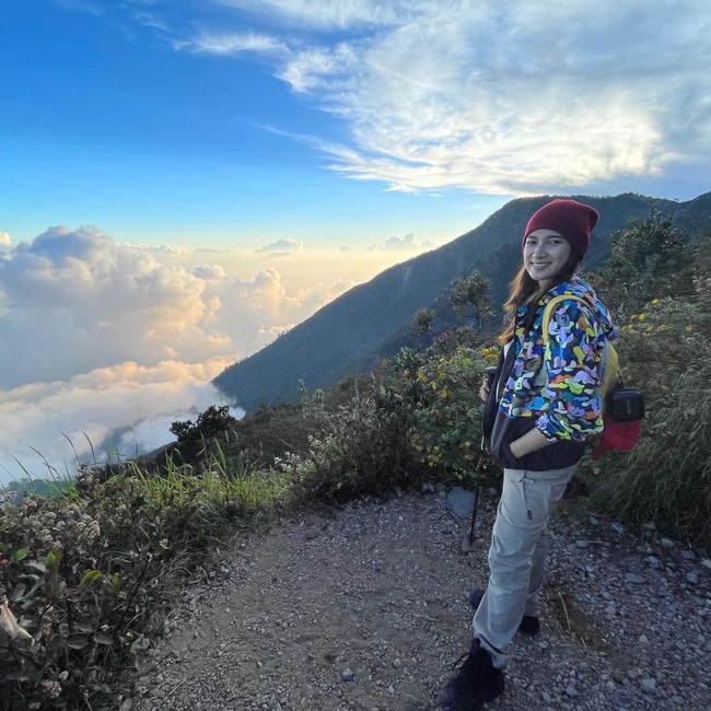 Ia juga pernah menampilkan foto saat sedang naik gunung. Foto: Instagram @e_frestya