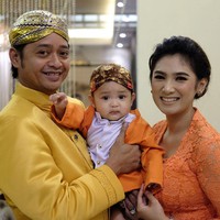 Ini potretnya bersama buah hati yang lahir pada 2019. Foto: Instagram @e_frestya