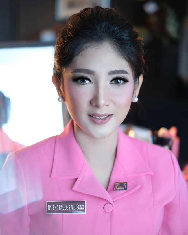 Tak jarang Eka Frestya juga membagikan aktivitasnya sebagai Ketua Bhayangkari cabang Malang. Dalam berbagai foto, Eka terlihat cantik kala berseragam pink dan rambut cepol. Foto: Instagram @e_frestya