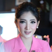 Tak jarang Eka Frestya juga membagikan aktivitasnya sebagai Ketua Bhayangkari cabang Malang. Dalam berbagai foto, Eka terlihat cantik kala berseragam pink dan rambut cepol. Foto: Instagram @e_frestya