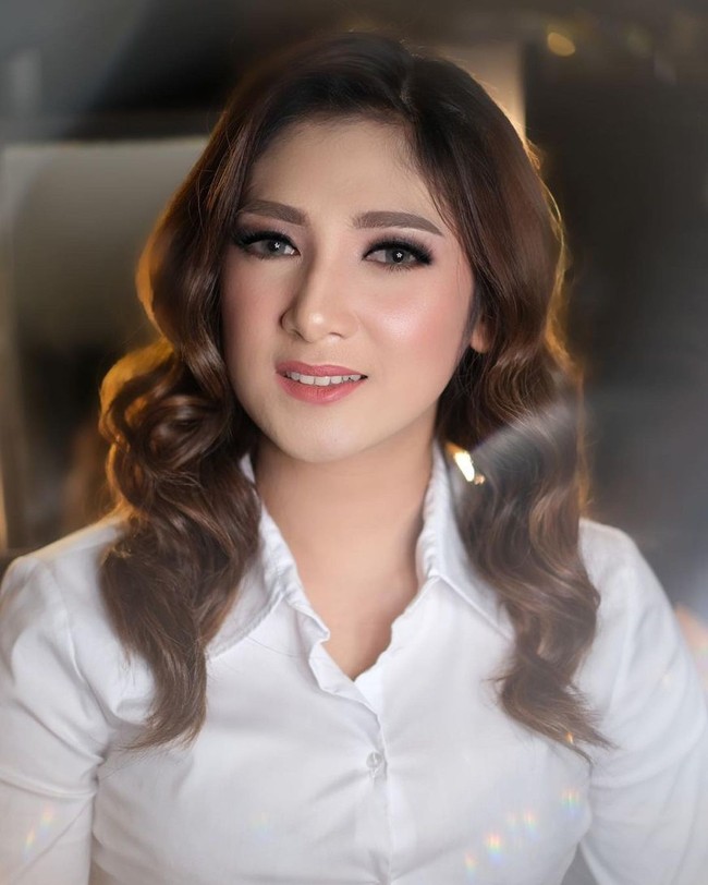 Meski tak lagi tampil di televisi, Eka sering membagikan momennya di media sosial. Tak lagi menjadi polwan kini ia terlihat berambut panjang dan diwarnai cokelat. Foto: Instagram @e_frestya