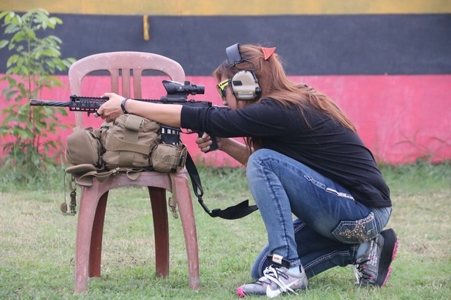 Eka menunjukkan kemampuannya menembak. Dalam berbagai foto, ia terlihat sering ikut sang suami latihan. Foto: Instagram @e_frestya