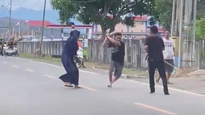Emak-emakLerai 2 Pria yang Bertengkar Bawa Samurai