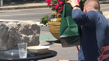 Pria tersebut menggunakan stoking atau tidak? Foto: dok reddit/confusing_perspective