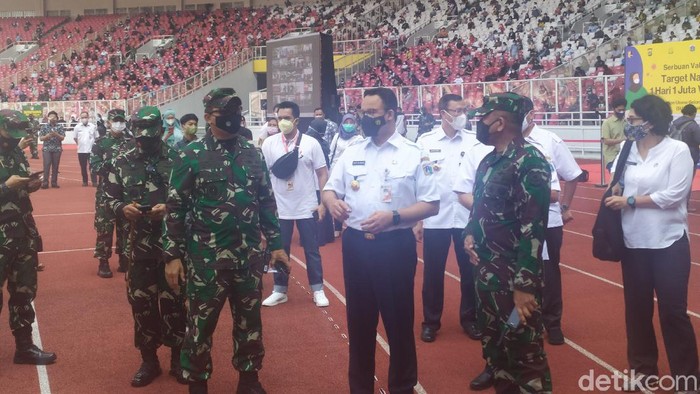 Gubernur Anies, Kapolri Jenderal Sigit, dan Panglima TNI Marsekal Hadi Tjahjanto tinjau vaksinasi anak 12+ di GBK, Senayan, 3 Juli 2021. (Luqman Nurhadi Arunanta/detikcom)