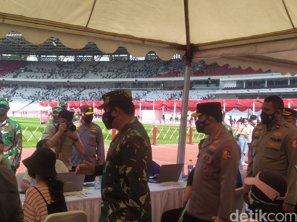 Gubernur Anies, Kapolri Jenderal Sigit, dan Panglima TNI Marsekal Hadi Tjahjanto tinjau vaksinasi anak 12+ di GBK, Senayan, 3 Juli 2021. (Luqman Nurhadi Arunanta/detikcom) Gubernur Anies, Kapolri Jenderal Sigit, dan Panglima TNI Marsekal Hadi Tjahjanto tinjau vaksinasi anak 12+ di GBK, Senayan, 3 Juli 2021. (Luqman Nurhadi Arunanta/detikcom)