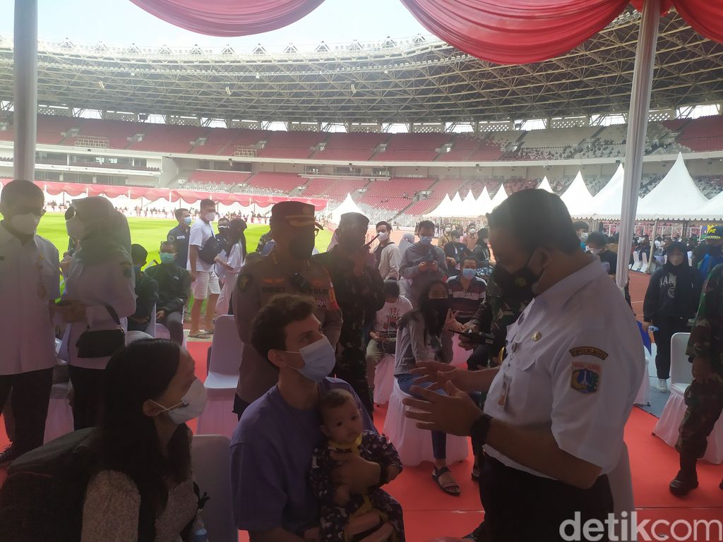 Gubernur Anies, Kapolri Jenderal Sigit, dan Panglima TNI Marsekal Hadi Tjahjanto tinjau vaksinasi anak 12+ di GBK, Senayan, 3 Juli 2021. (Luqman Nurhadi Arunanta/detikcom) Gubernur Anies, Kapolri Jenderal Sigit, dan Panglima TNI Marsekal Hadi Tjahjanto tinjau vaksinasi anak 12+ di GBK, Senayan, 3 Juli 2021. (Luqman Nurhadi Arunanta/detikcom)