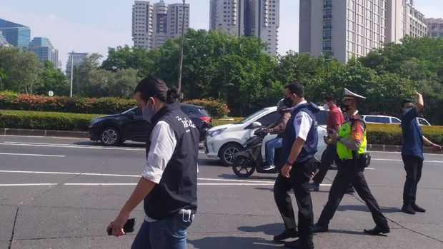 Gubernur DKI Jakarta Anies Baswedan mengecek penyekatan di kawasan Semanggi.