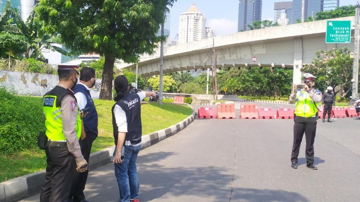 Gubernur DKI Jakarta Anies Baswedan mengecek penyekatan di kawasan Semanggi.