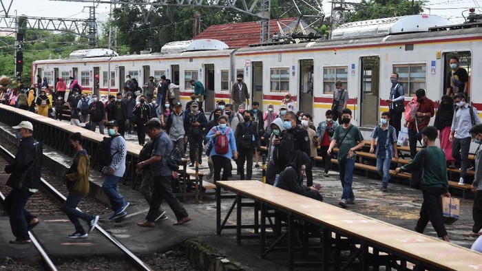 Laju tsunami COVID-19 kian tak terbendung. Pemerintah bergerak cepat menahan penyebaran Corona lewat kebijakan PPKM Darurat Jawa-Bali.
