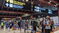 Dalam ketentuan PPKM Darurat yang disampaikan Menko Kemaritiman dan Investasi Luhut Binsar Pandjaitan, perjalanan orang akan diperketat. Untuk keluar kota, baik menggunakan bus, kereta, maupun pesawat harus menunjukkan kartu vaksin dan hasil tes negatif COVID-19. Ari Saputra/detikcom.