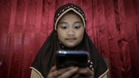 PPKM Darurat menargetkan penurunan kasus COVID-19 hingga 10.000 kasus per hari. Salah satu caranya dengan tetap memberlakukan online/daring untuk kegiatan belajar mengajar. Grandyos Zafna/detikcom.