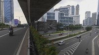 Sementara itu, untuk sektor kritikal diperbolehkan WFO 100 persen. Sektor kritikal adalah energi, kesehatan, keamanan, logistik dan transportasi, industri makanan, minuman dan penunjangnya, petrokimia, semen, objek vital nasional, penanganan bencana, proyek strategis nasional, konstruksi, utilitas dasar (seperti listrik dan air), serta industri pemenuhan kebutuhan pokok masyarakat sehari-hari. ANTARA FOTO/Wahyu Putro A.