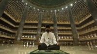 Tempat ibadah ditutup. Aturan tersebut muncul pada poin No 7 di antara 15 poin yang diusulkan. Adapun bunyi poin nomor 7 itu yakni Tempat ibadah (Masjid, mushola, gereja, pura, vihara, dan klenteng serta tempat umum lainnya yang difungsikan sebagai tempat ibadah) ditutup sementara. Rifkianto Nugroho/detikcom.