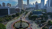 Presiden Joko Widodo (Jokowi) segera memberlakukan PPKM darurat. Kebijakan yang berisi pengetatan kegiatan sosial dan ekonomi ini pun mulai berlaku hari ini, Sabtu (3/7) hingga 20 Juli mendatang. Salah satu isinya yakni; work from home (WFH) dilakukan 100 persen untuk sektor non esensial. ANTARA FOTO/Galih Pradipta.