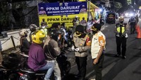 Pemerintah secara resmi memberlakukan PPKM Darurat guna menekan penyebaran virus COVID-19 di 63 titik wilayah Jadetabek. ANTARA FOTO/Muhammad Adimaja