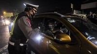 Ada 4 ribu personel gabungan untuk melakukan pengamanan selama PPKM Darurat di Jakarta. Diketahui sebanyak 63 titik penjagaan mobilitas warga selama PPKM darurat di Jakarta disiapkan Polda Metro Jaya. ANTARA FOTO/Muhammad Adimaja