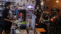 Selain PPKM Jawa-Bali, PPKM Mikro tentang jam malam pun dilakukan petugas gabungan kepada pekerja kafe saat patroli prokes di kawasan Jalan Junjung Buih, Palangkaraya, Kalimantan Tengah. ANTARA FOTO/Makna Zaezar