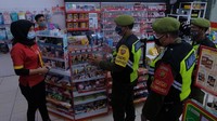 Petugas Linmas Desa Sumerta Kelod menegur karyawan toko modern yang beraktivitas hingga larut malam dalam Inspeksi Mendadak (Sidak) persiapan Pemberlakuan Pembatasan Kegiatan Masyarakat (PPKM) darurat di Denpasar, Bali. ANTARA FOTO/Nyoman Hendra Wibowo