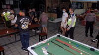 Anggota Polisi membubarkan puluhan warga yang bermain bola sodok dalam Inspeksi Mendadak (Sidak) di Bali. ANTARA FOTO/Nyoman Hendra Wibowo