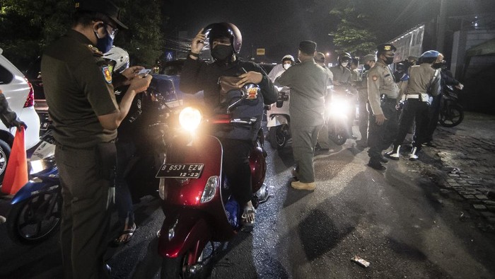 Hari Pertama Pemberlakukan PPKM Darurat di Tanah Air Pemerintah secara resmi memberlakukan PPKM Darurat guna menekan penyebaran virus COVID-19. Kebijakan ini berlaku mulai hari ini hingga 20 Juli 2021 mendatang.