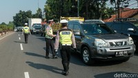 Diketahui, PPKM Darurat mulai diberlakukan hari ini. Petugas kepolisian pun bersiaga di area perbatasan Tangerang Selatan dan Jakarta untuk memastikan masyarakat mematuhi aturan-aturan yang diterapkan selama penerapan PPKM Darurat.