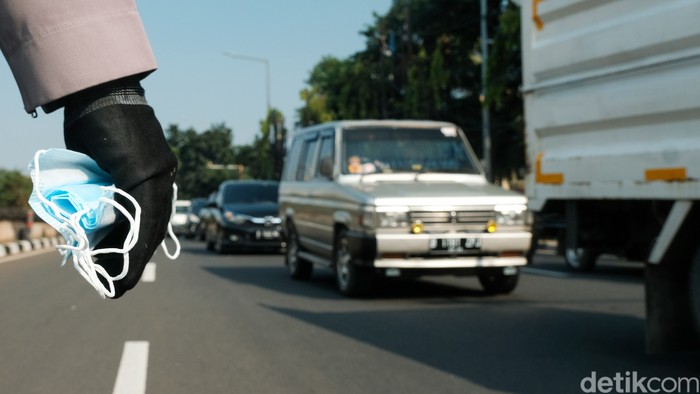 PPKM Darurat mulai diberlakukan hari ini untuk menekan penyebaran COVID-19. Polisi melakukan pemeriksaan di perbatasan dan memantau warga yang tidak bermasker.