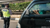 Polisi pun kemudian memberikan masker kepada warga yang kedapatan tak mematuhi protokol kesehatan tersebut. 