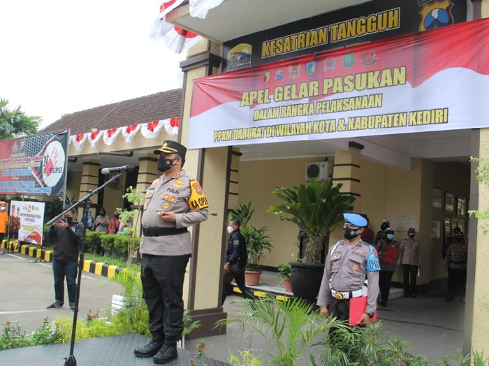 hari Pertama PPKM Darurat, Polisi Kota Kediri Lakukan Penyekatan Jalur Dan Swab Random