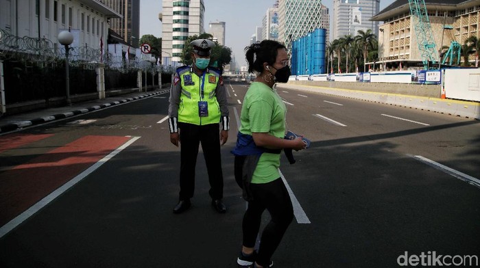 Hening dan Sepi, Suasana PPKM Darurat di Jalan Protokol Ibu Kota Suasan penyekatan mobilitas PPKM Darurat di kawasan Gambir dan Jalan MH Thamrin - Sudirman, Jakarta Pusat, Sabtu (3/7).