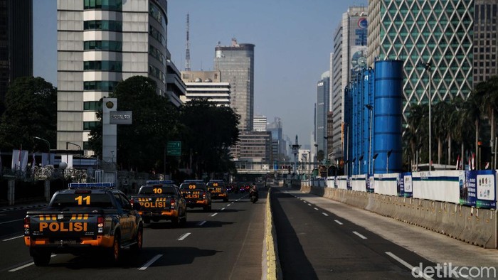 Suasana penyekatan mobilitas PPKM Darurat di kawasan Gambir dan Jalan MH Thamrin - Sudirman, Jakarta Pusat, Sabtu (3/7).