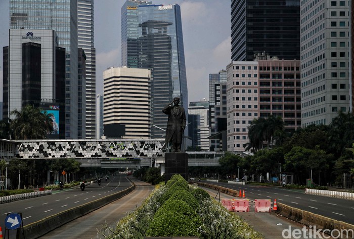 Suasana penyekatan mobilitas PPKM Darurat di kawasan Gambir dan Jalan MH Thamrin - Sudirman, Jakarta Pusat, Sabtu (3/7).
